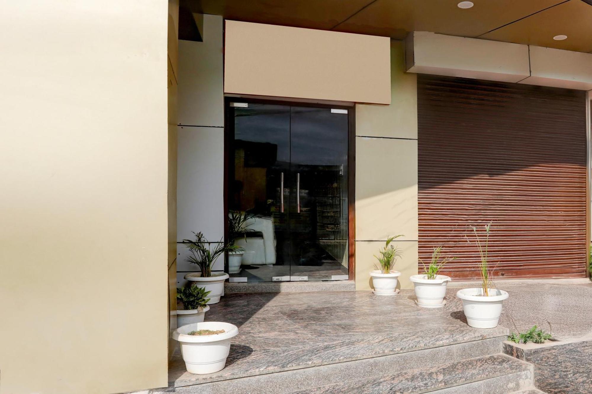 Super Hotel O Sankat Mochan Gandhi Nagar Kakarmatha Exteriör bild